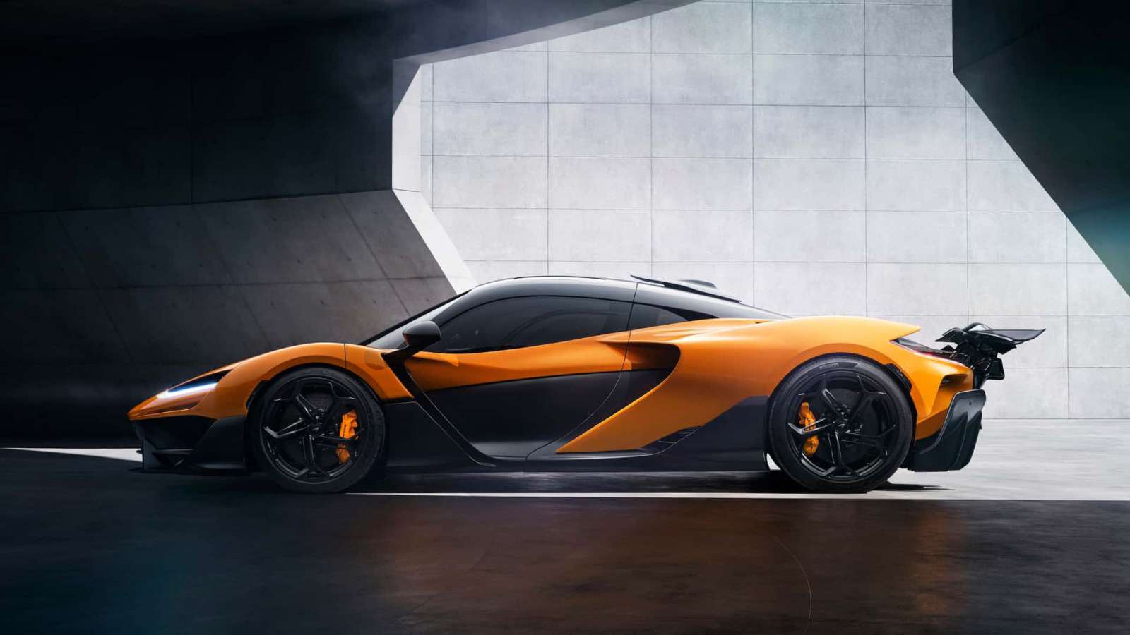 Πρεμιέρα με 1.275 άλογα για τη νέα McLaren W1